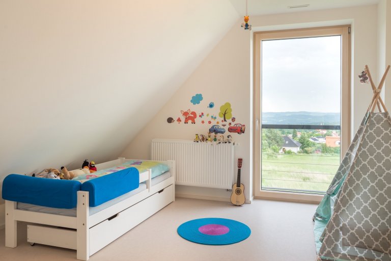 Postavit si dřevostavbu na kopci má mnoho výhod - nezaplaví ho voda, je z něj dobrý výhled a není ho možné přehlédnout. A pokud je dobře postavený, neodfoukne…