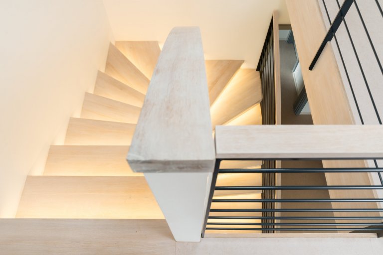 Postavit si dřevostavbu na kopci má mnoho výhod - nezaplaví ho voda, je z něj dobrý výhled a není ho možné přehlédnout. A pokud je dobře postavený, neodfoukne…