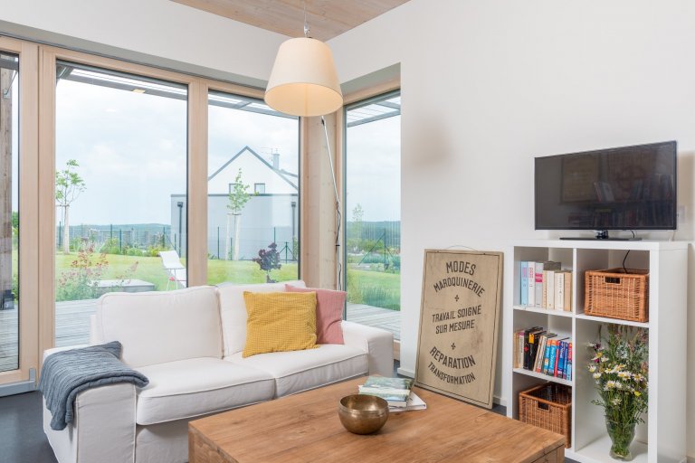 Postavit si dřevostavbu na kopci má mnoho výhod - nezaplaví ho voda, je z něj dobrý výhled a není ho možné přehlédnout. A pokud je dobře postavený, neodfoukne…