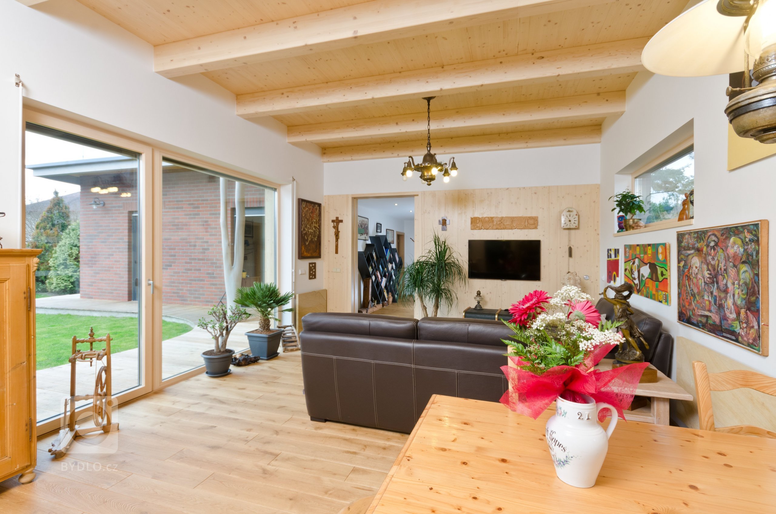 Jedná se o jednoduchý přízemní dům o půdorysném tvaru &bdquo;L". Obě ramena domu se otevírají směrem do zahrady. Z kratšího ramene vystupuje kuchyně,…