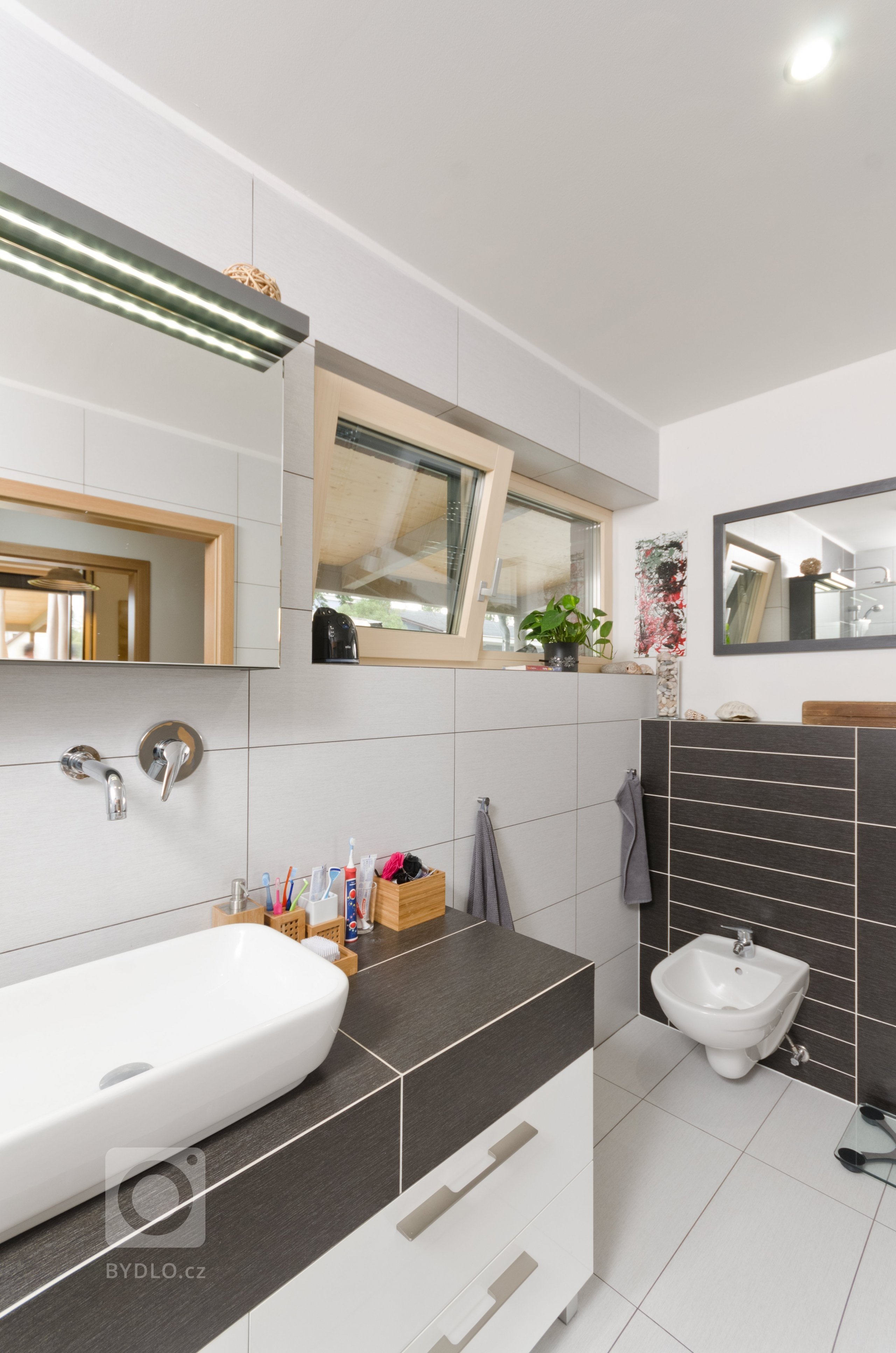 Jedná se o jednoduchý přízemní dům o půdorysném tvaru &bdquo;L". Obě ramena domu se otevírají směrem do zahrady. Z kratšího ramene vystupuje kuchyně,…