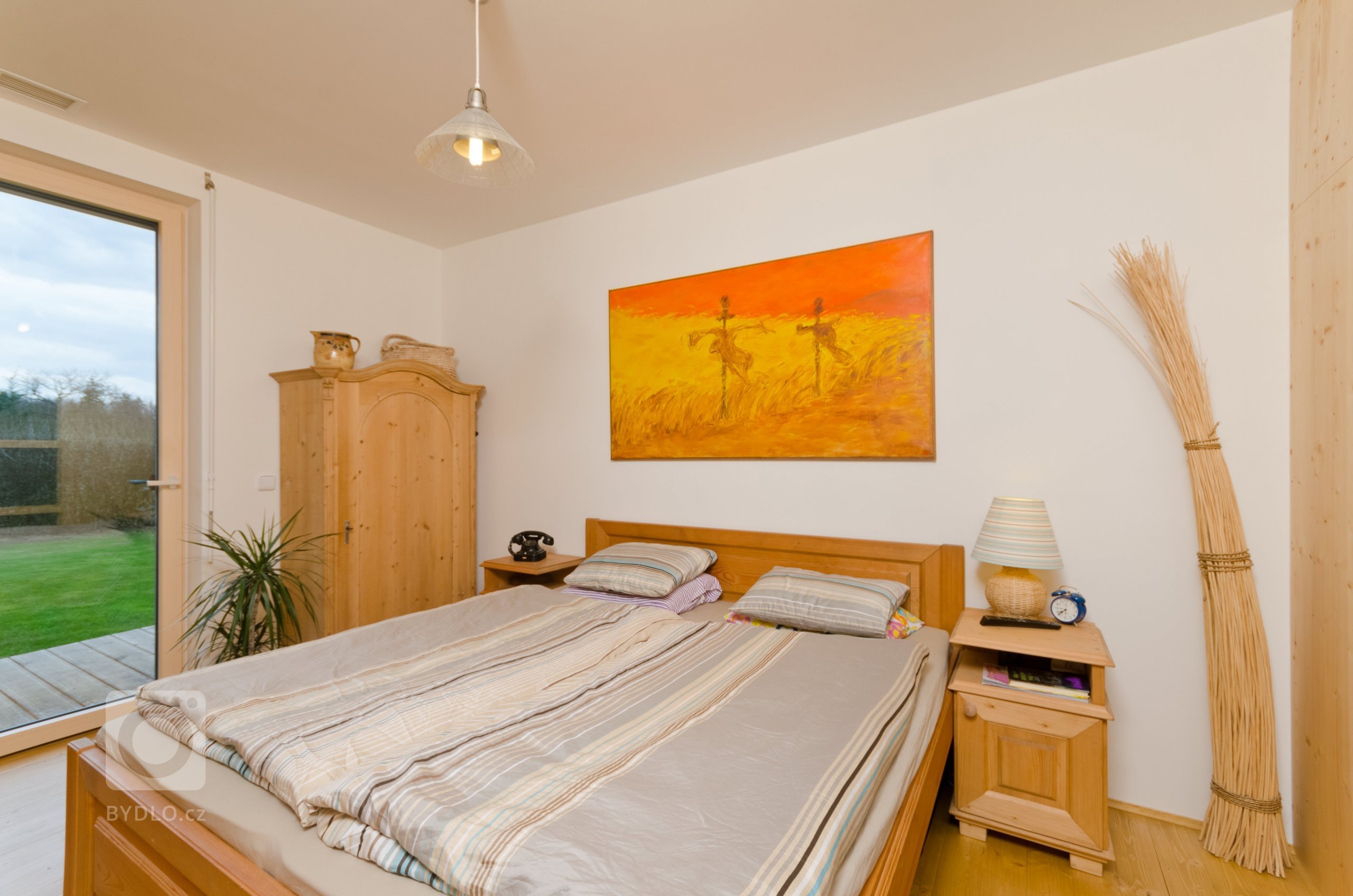 Jedná se o jednoduchý přízemní dům o půdorysném tvaru &bdquo;L". Obě ramena domu se otevírají směrem do zahrady. Z kratšího ramene vystupuje kuchyně,…