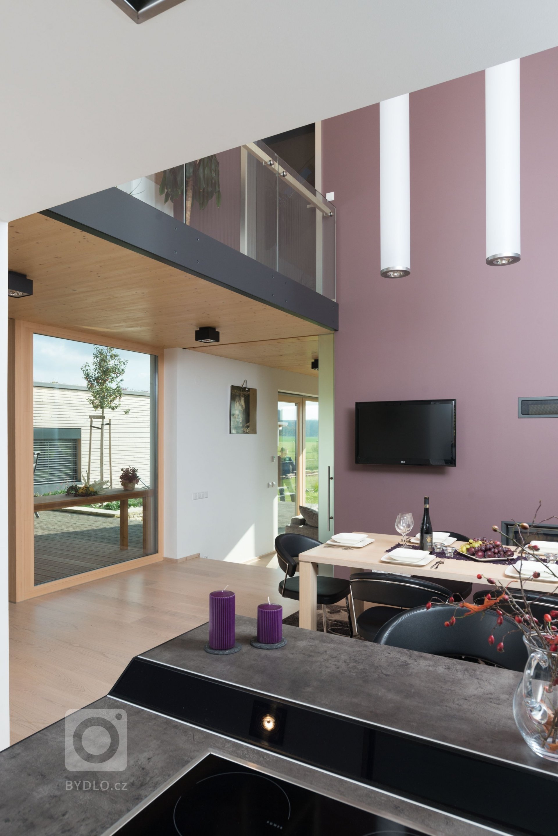 Dům o&nbsp;půdorysu ve tvaru U je navržen jako tři hmoty v různých výškových úrovních uspořádané kolem jádra domu &ndash; patia - s částečně krytou terasou a…