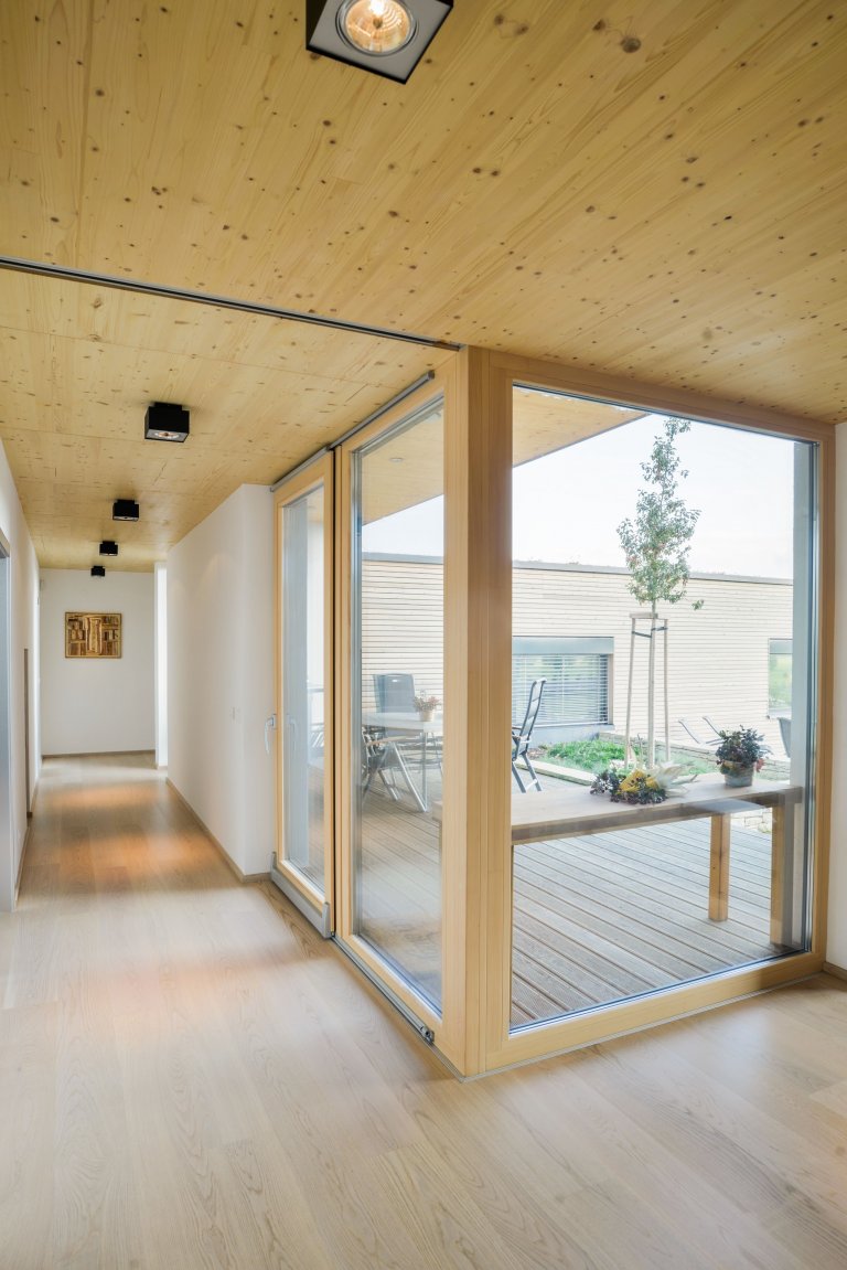 Dům o&nbsp;půdorysu ve tvaru U je navržen jako tři hmoty v různých výškových úrovních uspořádané kolem jádra domu &ndash; patia - s částečně krytou terasou a…