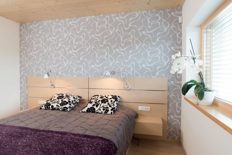 Dům o&nbsp;půdorysu ve tvaru U je navržen jako tři hmoty v různých výškových úrovních uspořádané kolem jádra domu &ndash; patia - s částečně krytou terasou a…