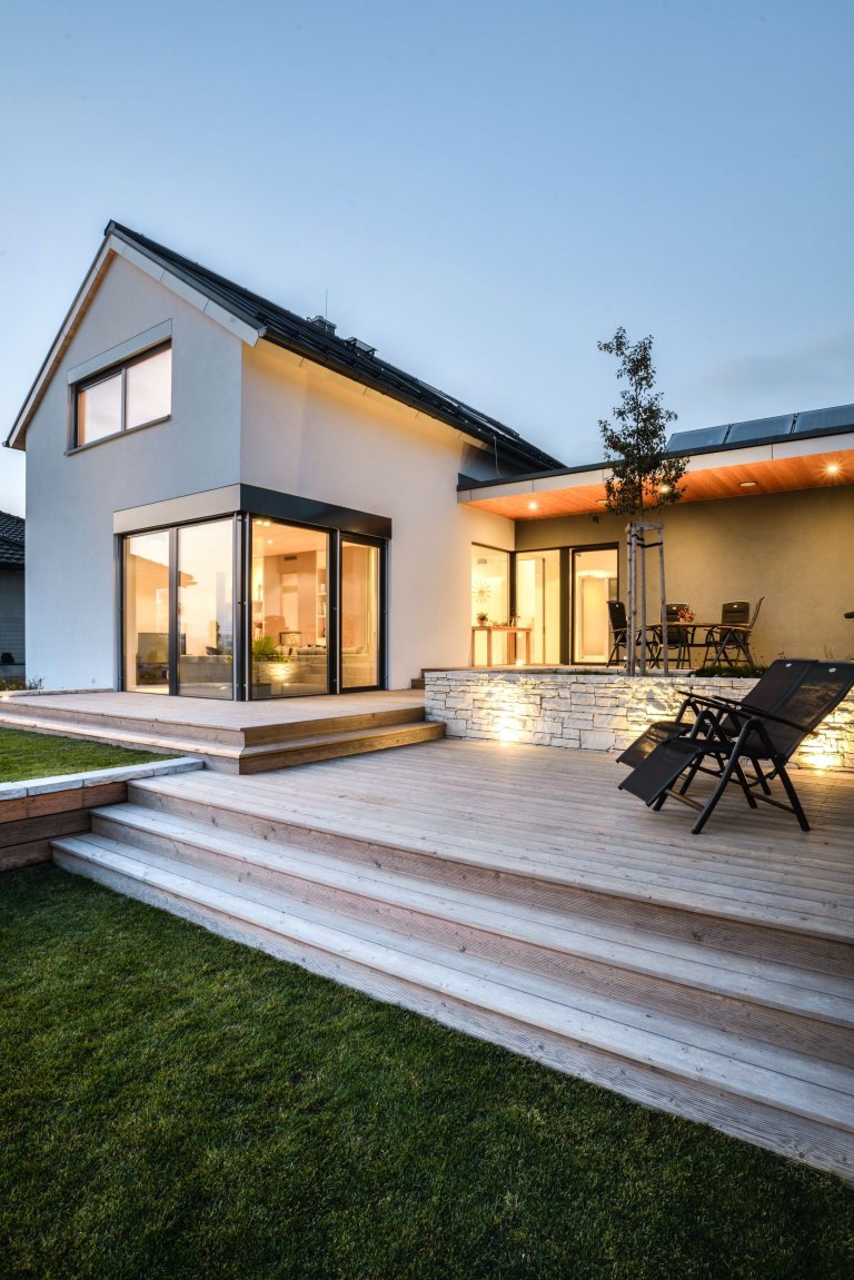 Dům o&nbsp;půdorysu ve tvaru U je navržen jako tři hmoty v různých výškových úrovních uspořádané kolem jádra domu &ndash; patia - s částečně krytou terasou a…