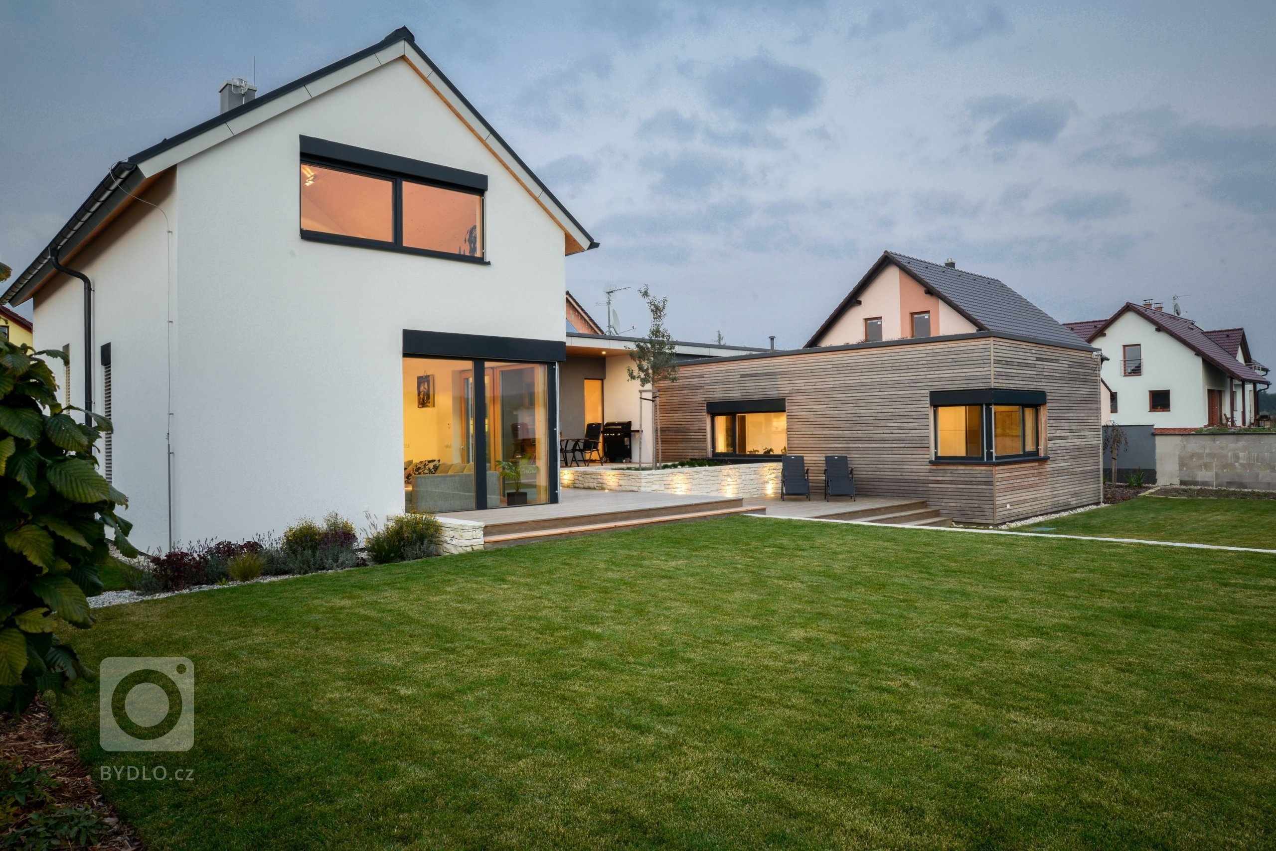 Dům o&nbsp;půdorysu ve tvaru U je navržen jako tři hmoty v různých výškových úrovních uspořádané kolem jádra domu &ndash; patia - s částečně krytou terasou a…