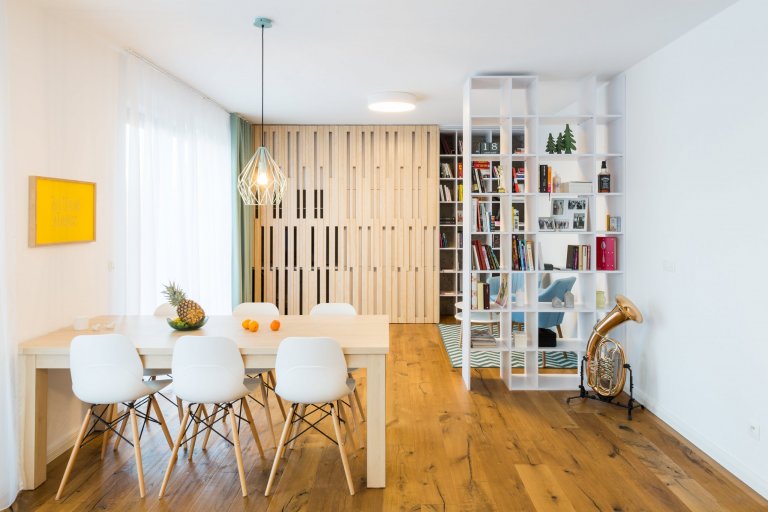 Čistý, jednoduchý a funkčný dizajn bytu v novostavbe je určený pre mladý pár, ktorý má rád pravdivé materiály, svetlé farby a praktické riešenia.&nbsp;

…