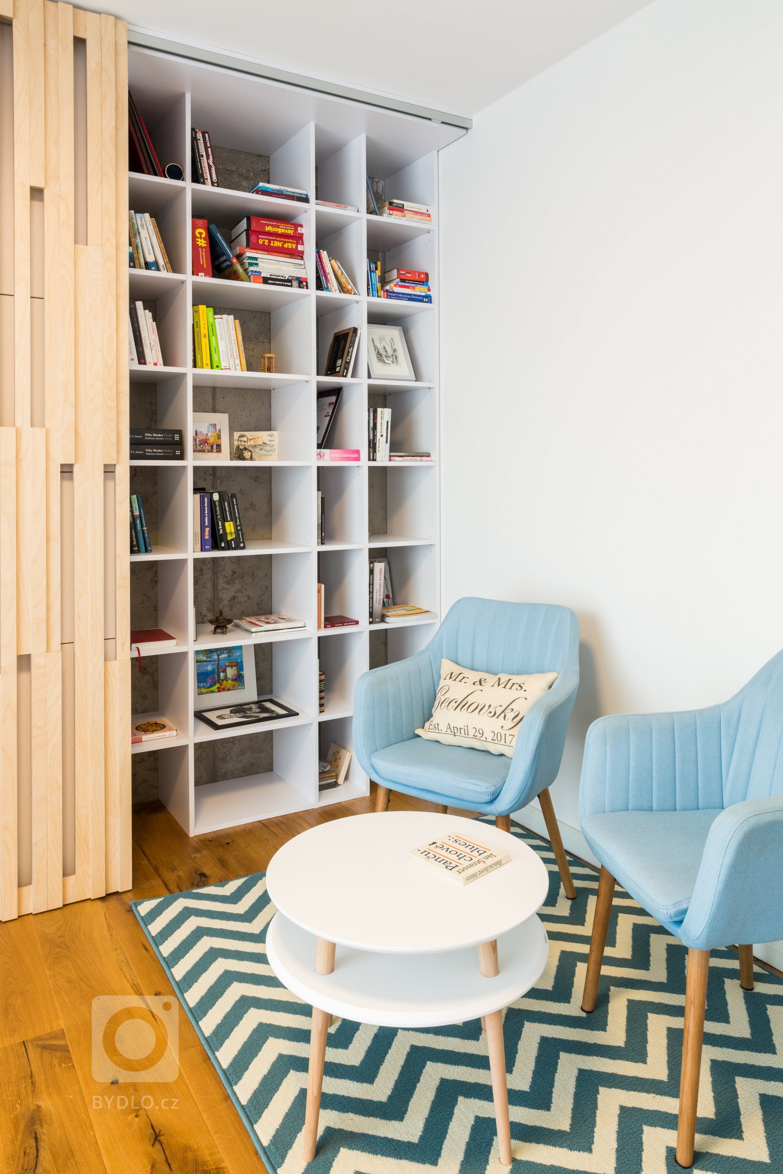 Čistý, jednoduchý a funkčný dizajn bytu v novostavbe je určený pre mladý pár, ktorý má rád pravdivé materiály, svetlé farby a praktické riešenia.&nbsp;

…