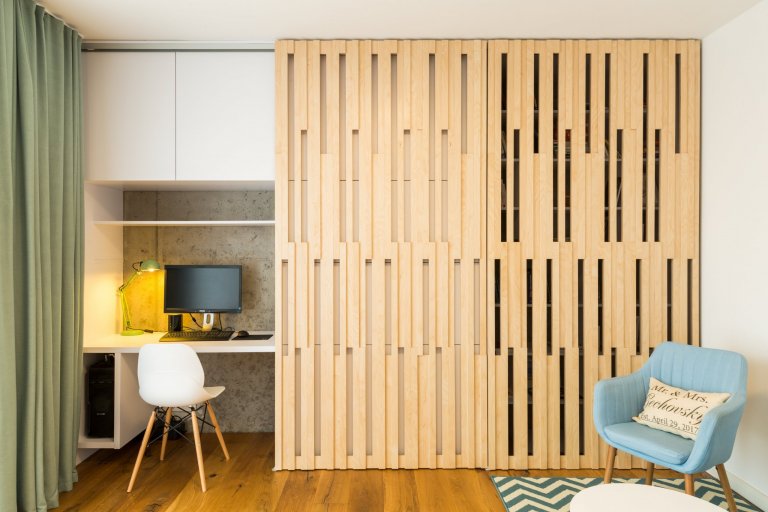 Čistý, jednoduchý a funkčný dizajn bytu v novostavbe je určený pre mladý pár, ktorý má rád pravdivé materiály, svetlé farby a praktické riešenia.&nbsp;

…