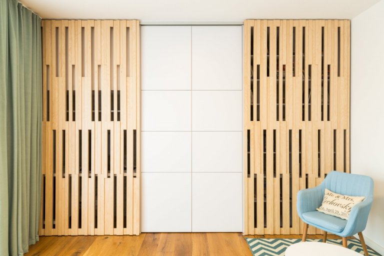 Čistý, jednoduchý a funkčný dizajn bytu v novostavbe je určený pre mladý pár, ktorý má rád pravdivé materiály, svetlé farby a praktické riešenia.&nbsp;

…