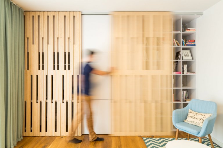 Čistý, jednoduchý a funkčný dizajn bytu v novostavbe je určený pre mladý pár, ktorý má rád pravdivé materiály, svetlé farby a praktické riešenia.&nbsp;

…