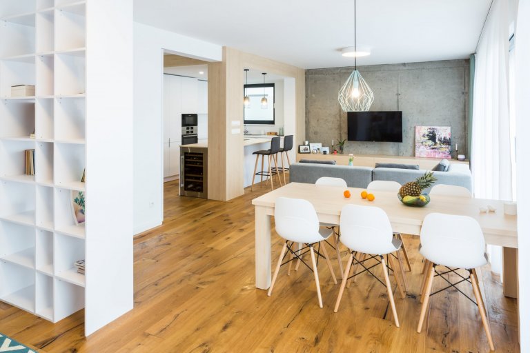Čistý, jednoduchý a funkčný dizajn bytu v novostavbe je určený pre mladý pár, ktorý má rád pravdivé materiály, svetlé farby a praktické riešenia.&nbsp;

…