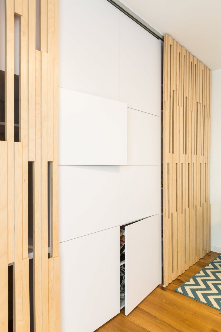 Čistý, jednoduchý a funkčný dizajn bytu v novostavbe je určený pre mladý pár, ktorý má rád pravdivé materiály, svetlé farby a praktické riešenia.&nbsp;

…