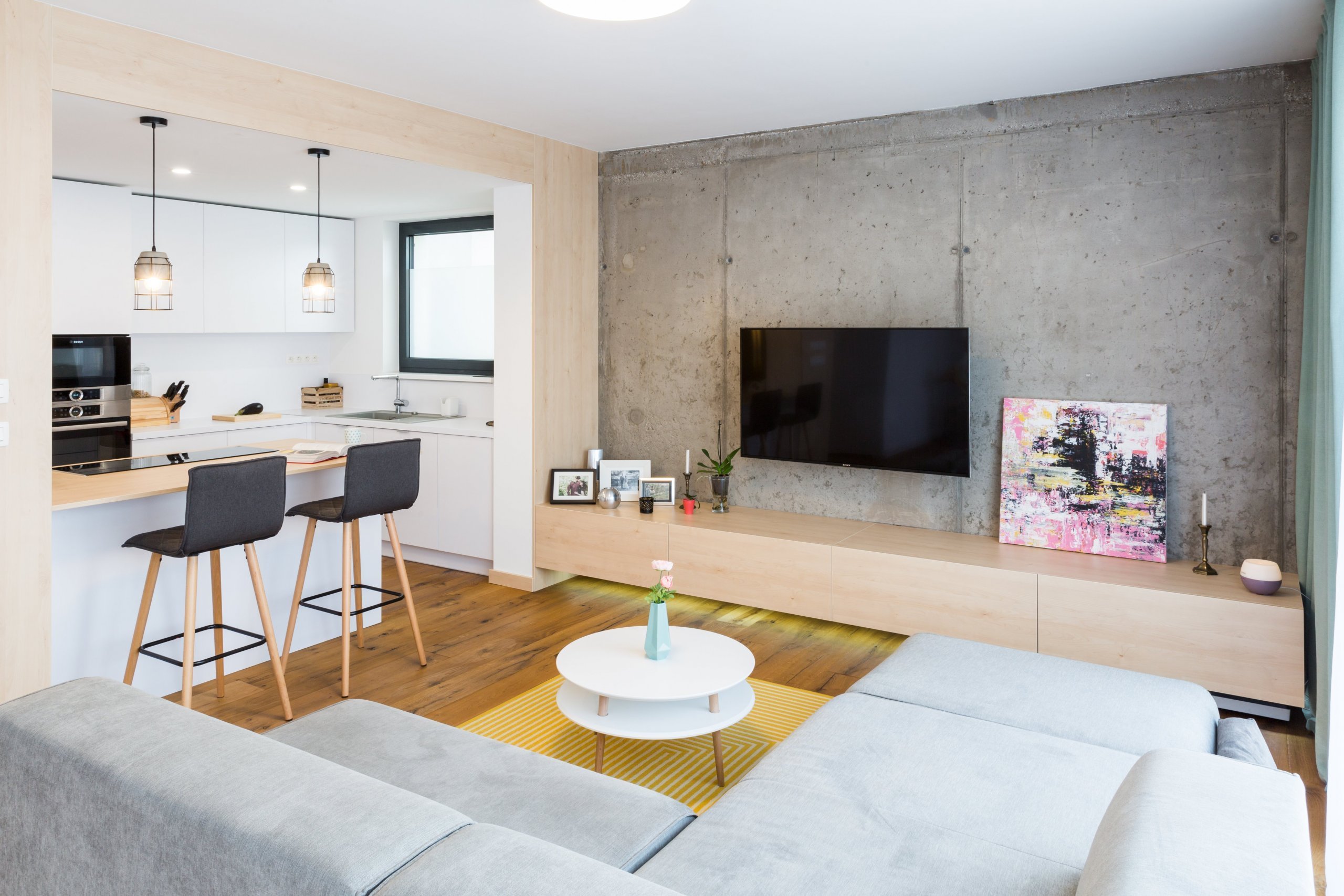 Čistý, jednoduchý a funkčný dizajn bytu v novostavbe je určený pre mladý pár, ktorý má rád pravdivé materiály, svetlé farby a praktické riešenia.&nbsp;

…