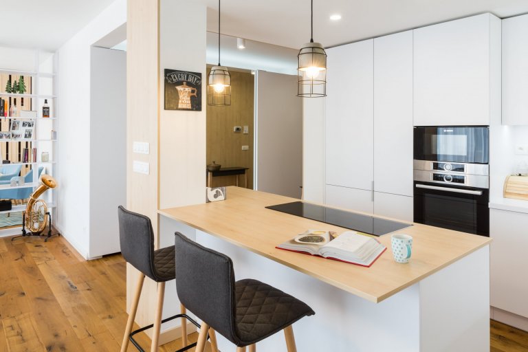 Čistý, jednoduchý a funkčný dizajn bytu v novostavbe je určený pre mladý pár, ktorý má rád pravdivé materiály, svetlé farby a praktické riešenia.&nbsp;

…