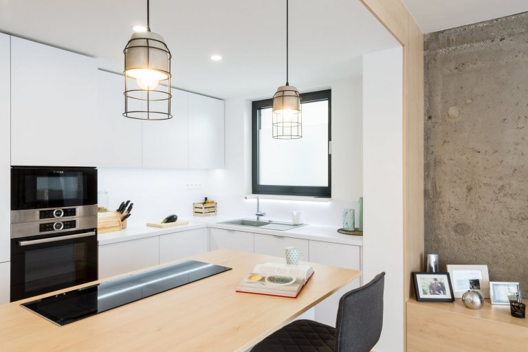 Čistý, jednoduchý a funkčný dizajn bytu v novostavbe je určený pre mladý pár, ktorý má rád pravdivé materiály, svetlé farby a praktické riešenia.&nbsp;

…