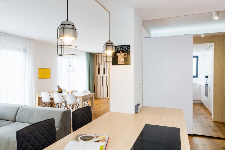 Čistý, jednoduchý a funkčný dizajn bytu v novostavbe je určený pre mladý pár, ktorý má rád pravdivé materiály, svetlé farby a praktické riešenia.&nbsp;

…