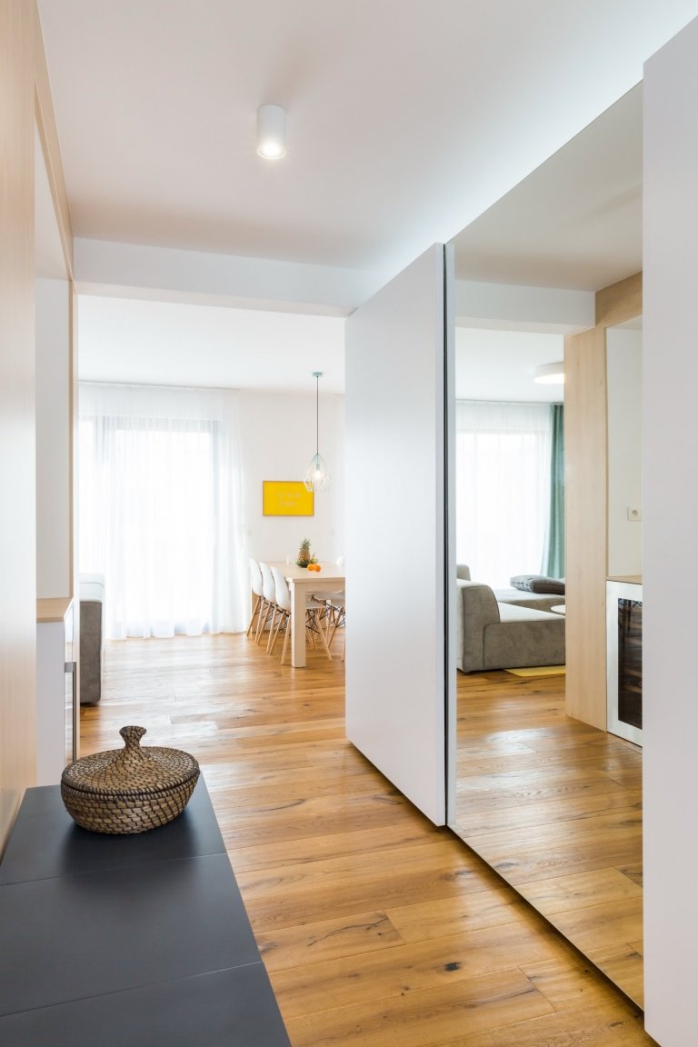 Čistý, jednoduchý a funkčný dizajn bytu v novostavbe je určený pre mladý pár, ktorý má rád pravdivé materiály, svetlé farby a praktické riešenia.&nbsp;

…