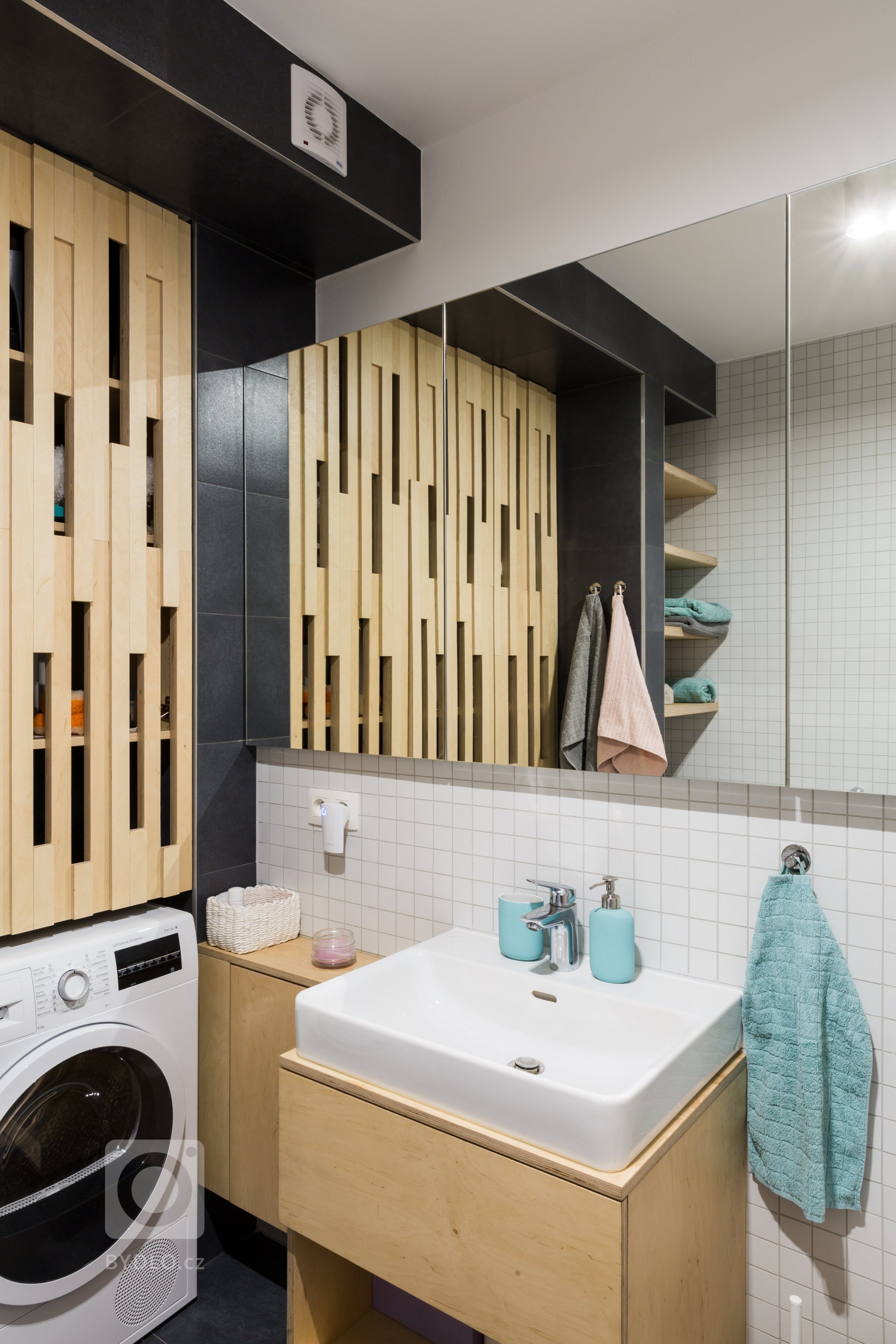 Čistý, jednoduchý a funkčný dizajn bytu v novostavbe je určený pre mladý pár, ktorý má rád pravdivé materiály, svetlé farby a praktické riešenia.&nbsp;

…