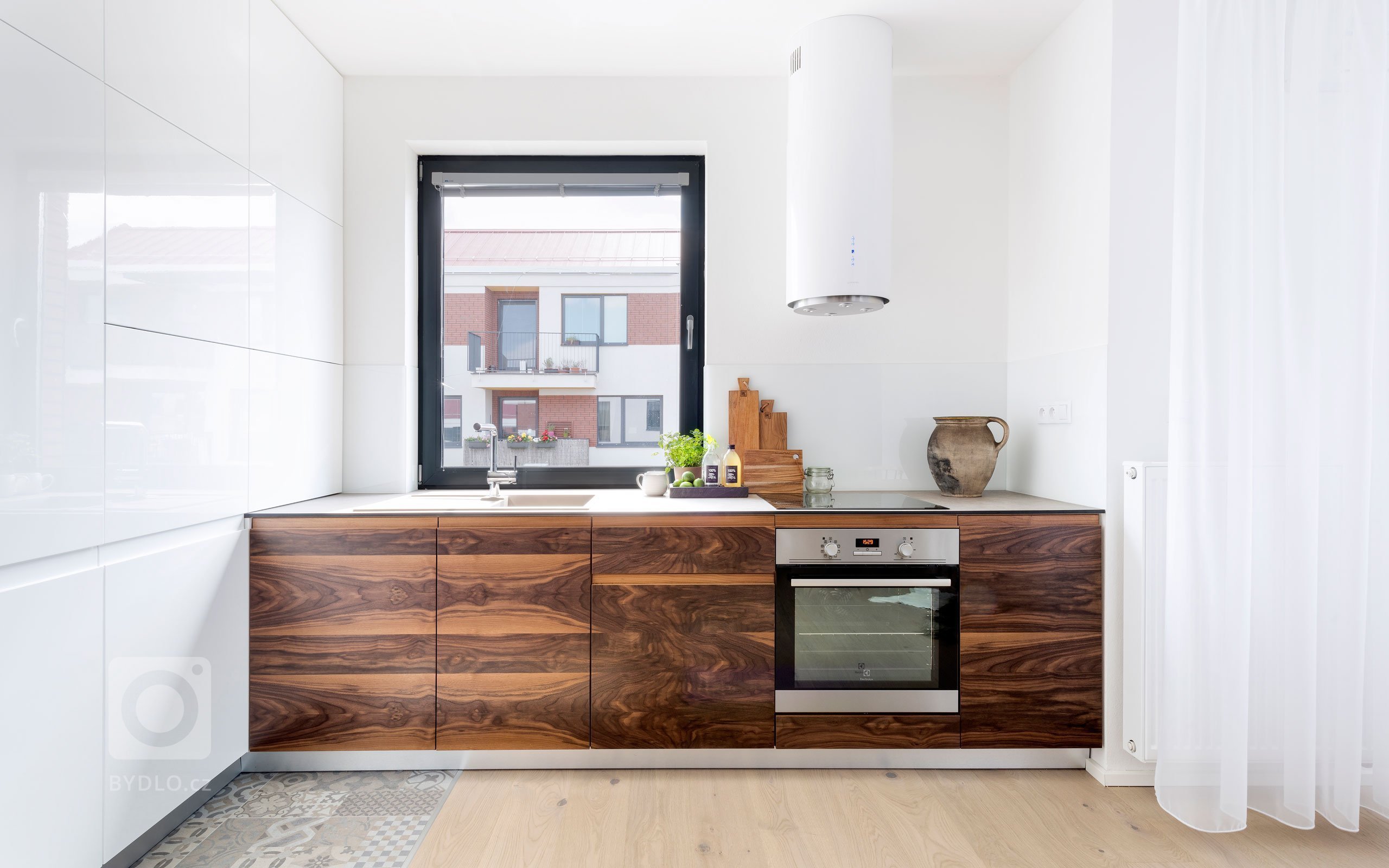 Návrh interiéru s&nbsp;prvkami škandinávskeho dizajnu a&nbsp;zbierkou umeleckých diel.&nbsp;Na&nbsp;prvý pohľad sú v&nbsp;novopostavenom byte badateľné…