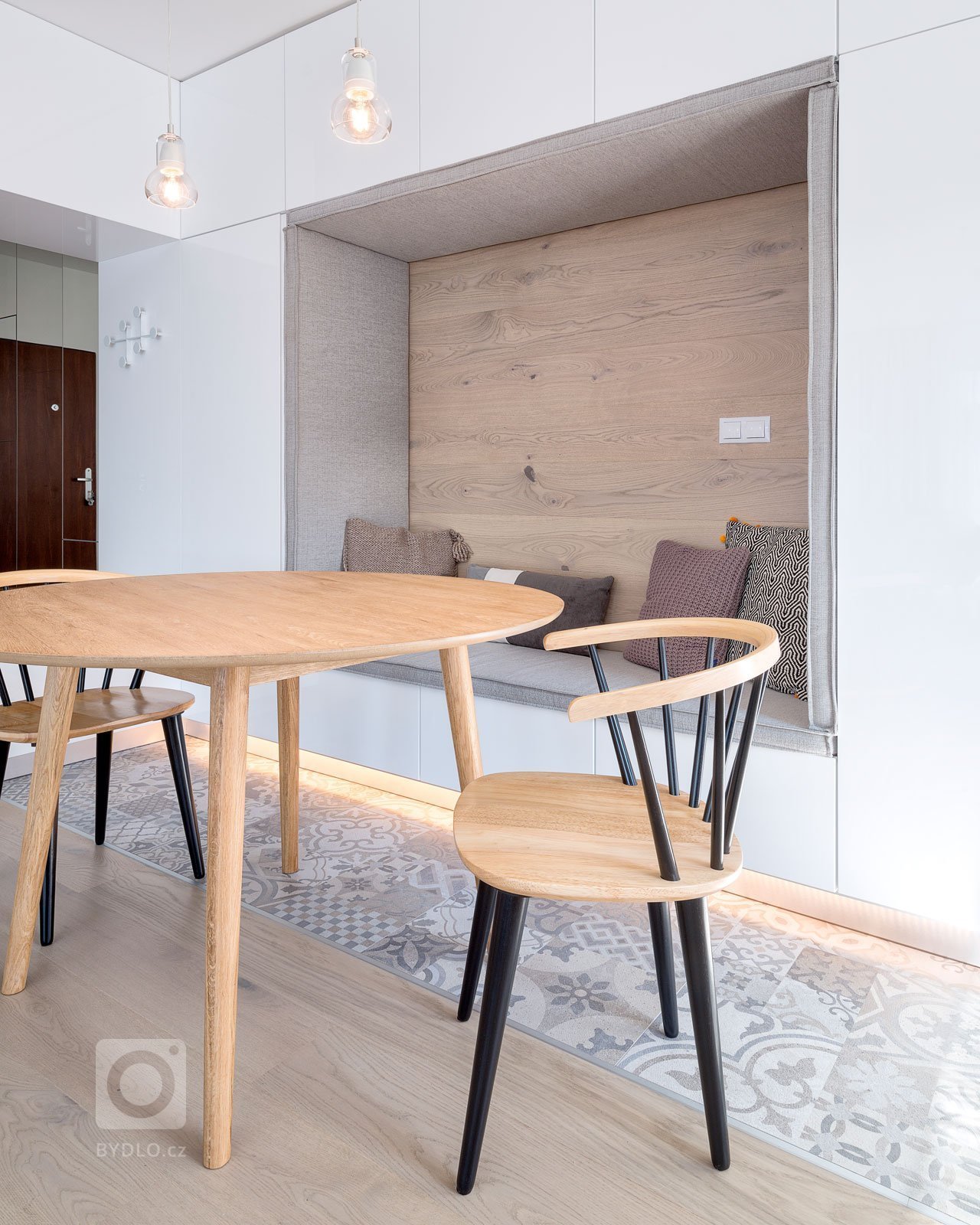 Návrh interiéru s&nbsp;prvkami škandinávskeho dizajnu a&nbsp;zbierkou umeleckých diel.&nbsp;Na&nbsp;prvý pohľad sú v&nbsp;novopostavenom byte badateľné…