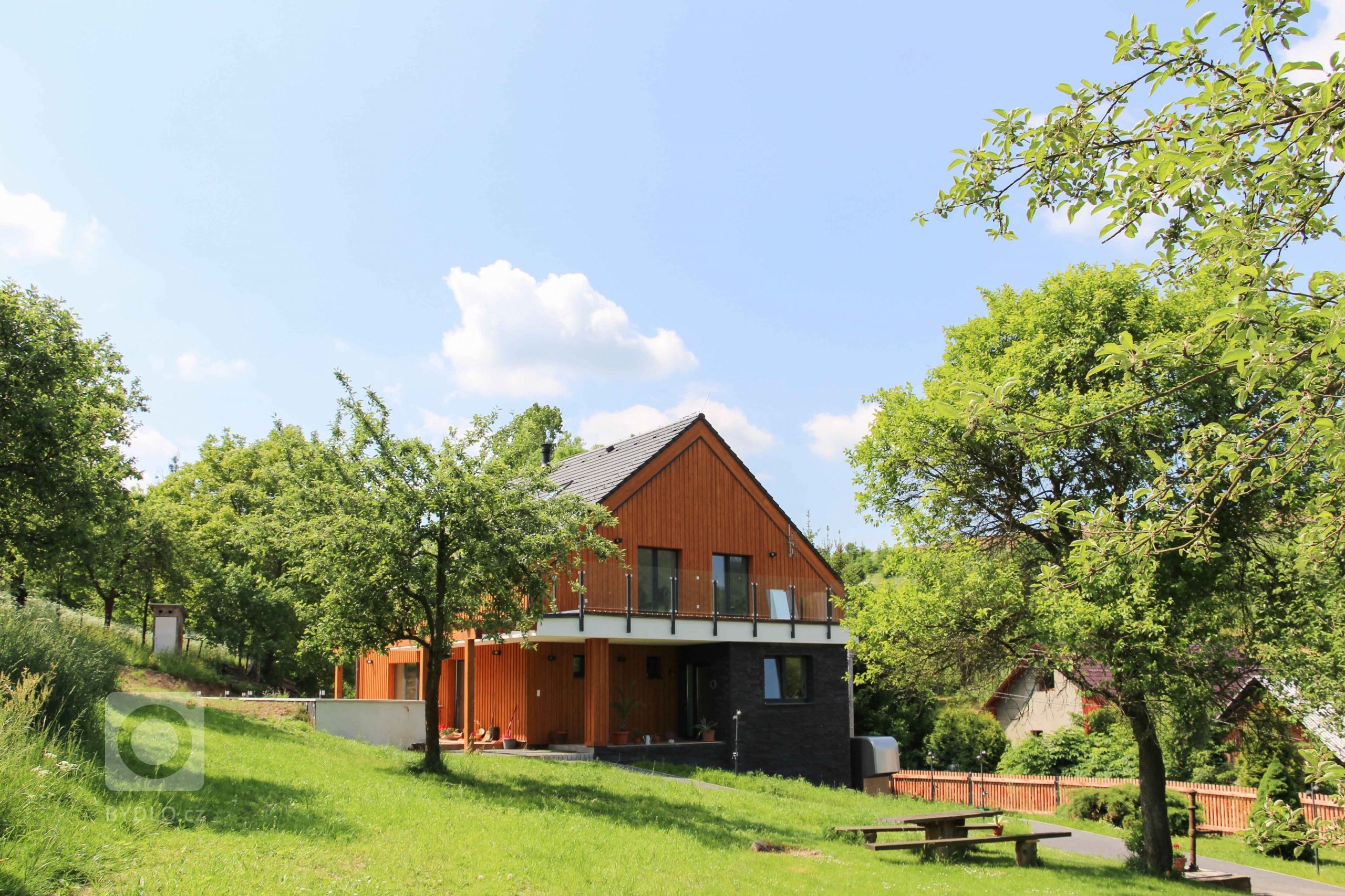 rodinný dom zo 60. rokov sme kompletne zrekonštruovali do novej súčasnej architektúry. budova sa nachádza na vidieku v horách. drevený obklad bol kľúčovým…