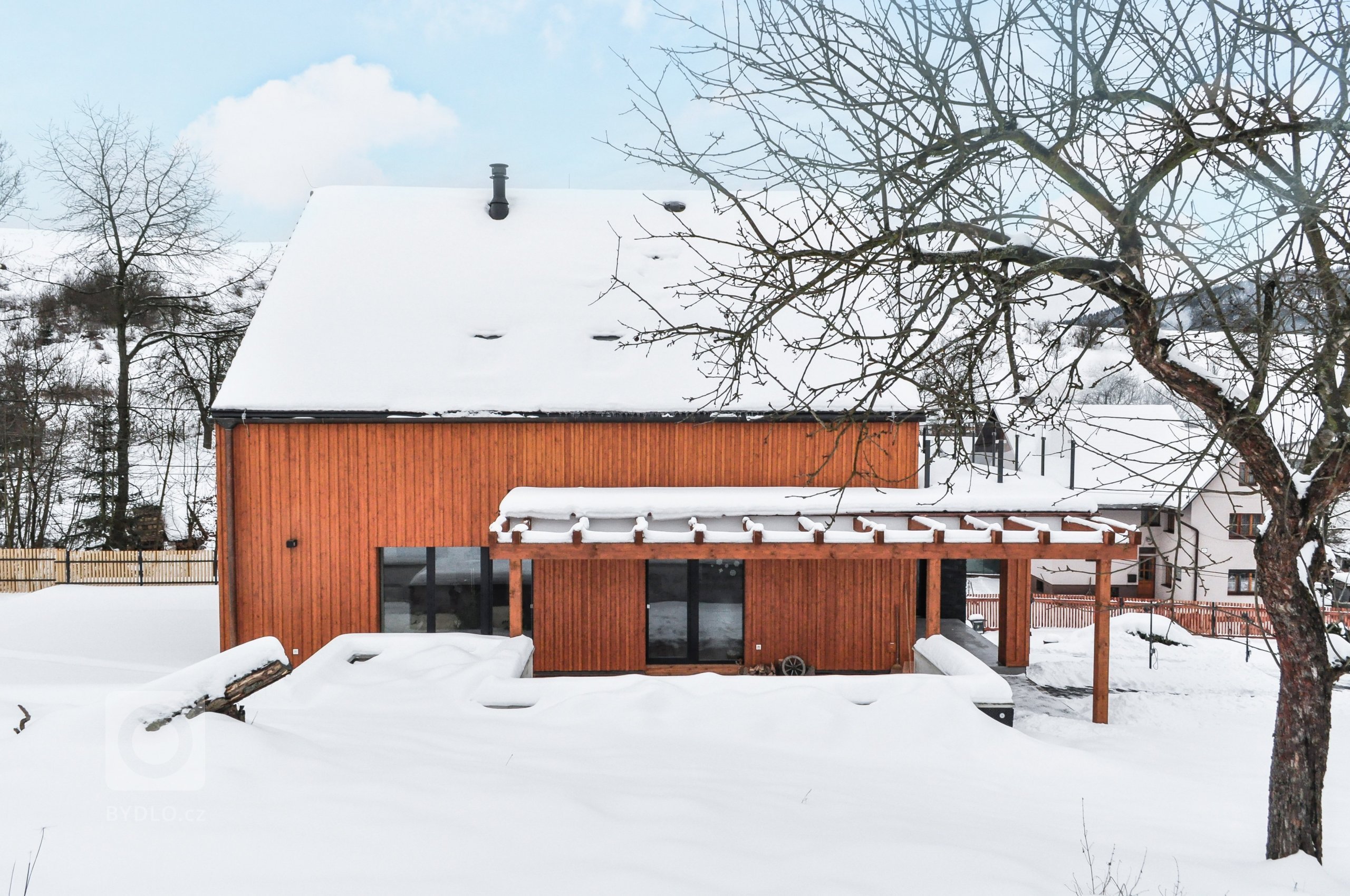 rodinný dom zo 60. rokov sme kompletne zrekonštruovali do novej súčasnej architektúry. budova sa nachádza na vidieku v horách. drevený obklad bol kľúčovým…