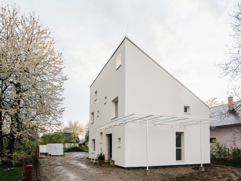 Nízky rozpočet, úzky pozemok a na ňom plnohodnotný štvorizbový&nbsp;rodinný dom. &quot;The Half House&quot; je v tvare polovice domu so sedlovou strechou.…