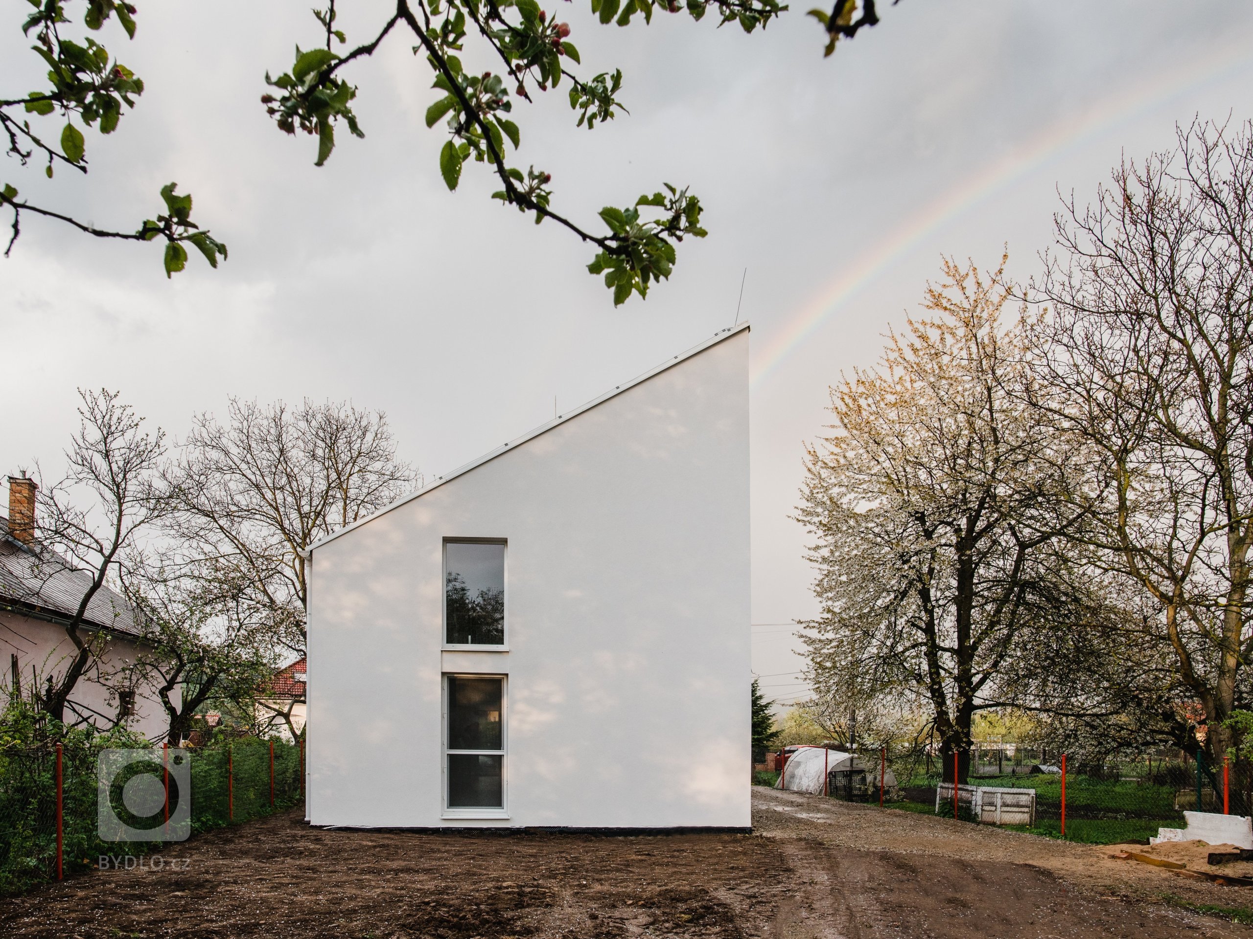 Nízky rozpočet, úzky pozemok a na ňom plnohodnotný štvorizbový&nbsp;rodinný dom. &quot;The Half House&quot; je v tvare polovice domu so sedlovou strechou.…