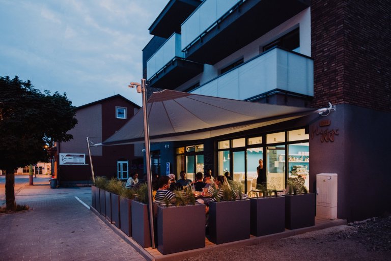 Cieľom bolo vytvoriť jedinečný a&nbsp;originálny interiér kaviarne v&nbsp;škandinávskom štýle podľa požiadaviek investorov s&nbsp;použitím modrej petrolejovej…