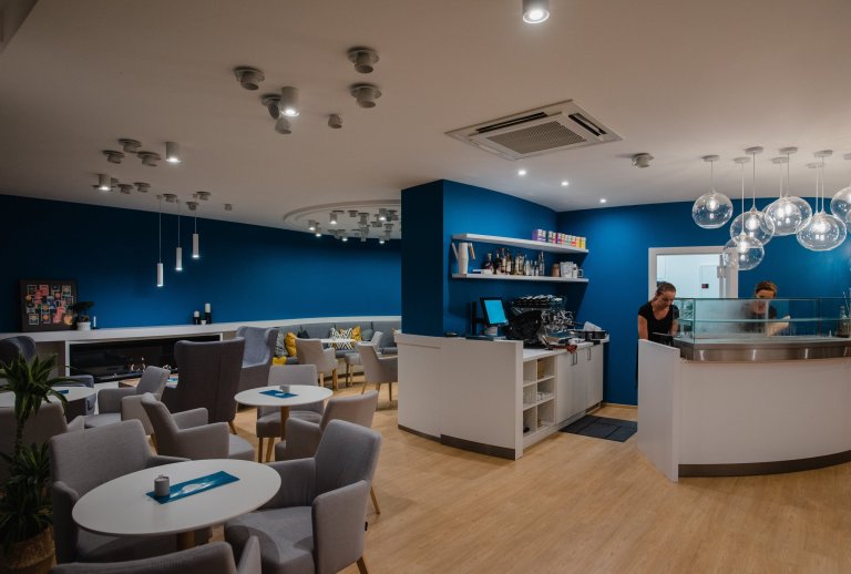 Cieľom bolo vytvoriť jedinečný a&nbsp;originálny interiér kaviarne v&nbsp;škandinávskom štýle podľa požiadaviek investorov s&nbsp;použitím modrej petrolejovej…