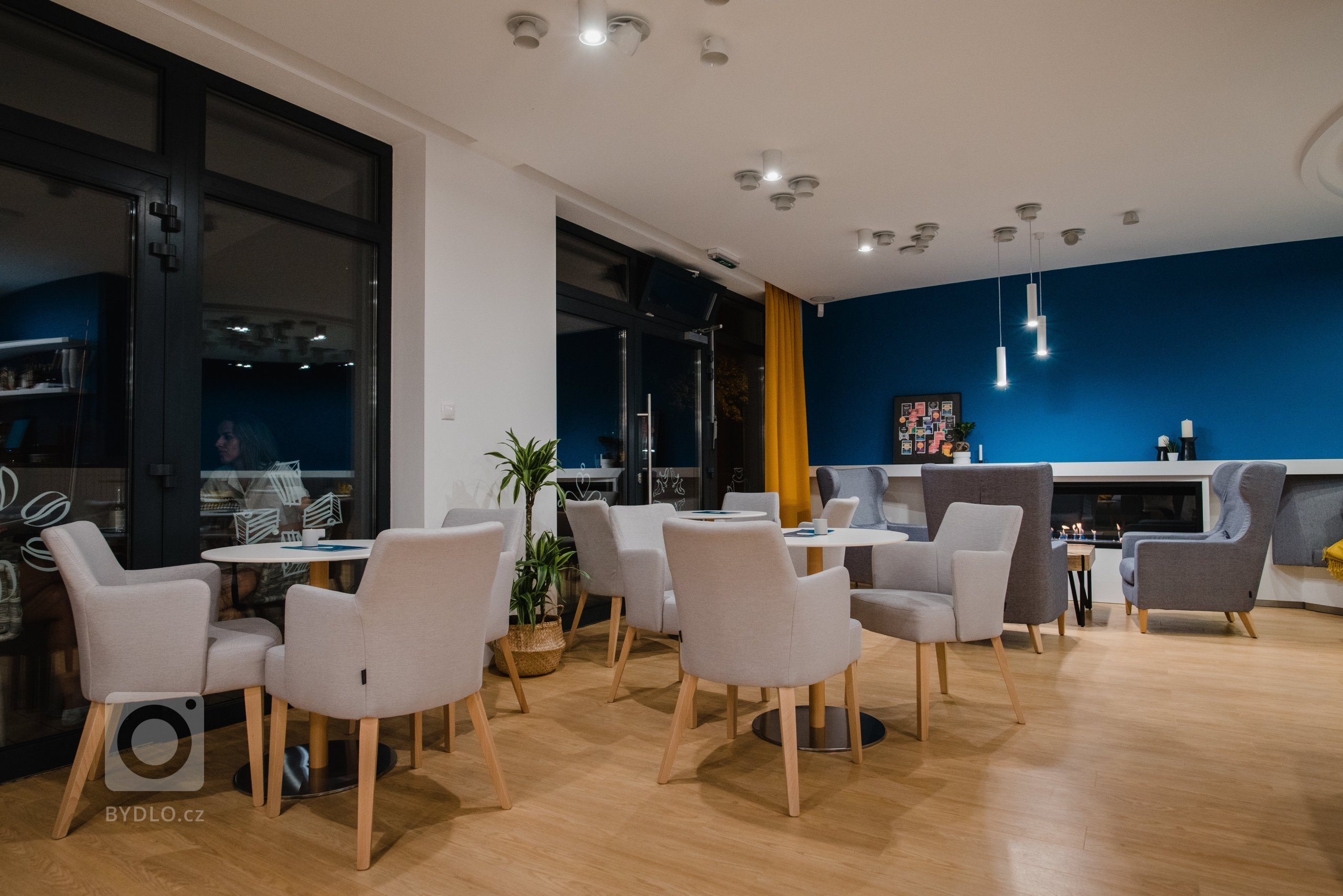 Cieľom bolo vytvoriť jedinečný a&nbsp;originálny interiér kaviarne v&nbsp;škandinávskom štýle podľa požiadaviek investorov s&nbsp;použitím modrej petrolejovej…