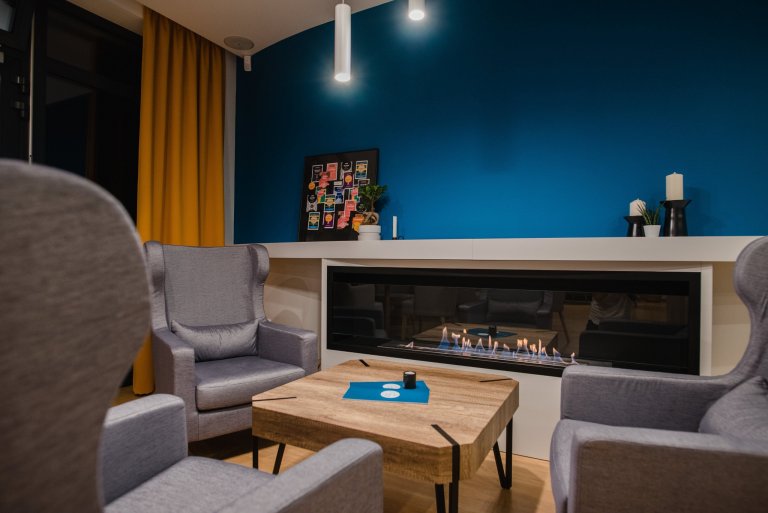 Cieľom bolo vytvoriť jedinečný a&nbsp;originálny interiér kaviarne v&nbsp;škandinávskom štýle podľa požiadaviek investorov s&nbsp;použitím modrej petrolejovej…