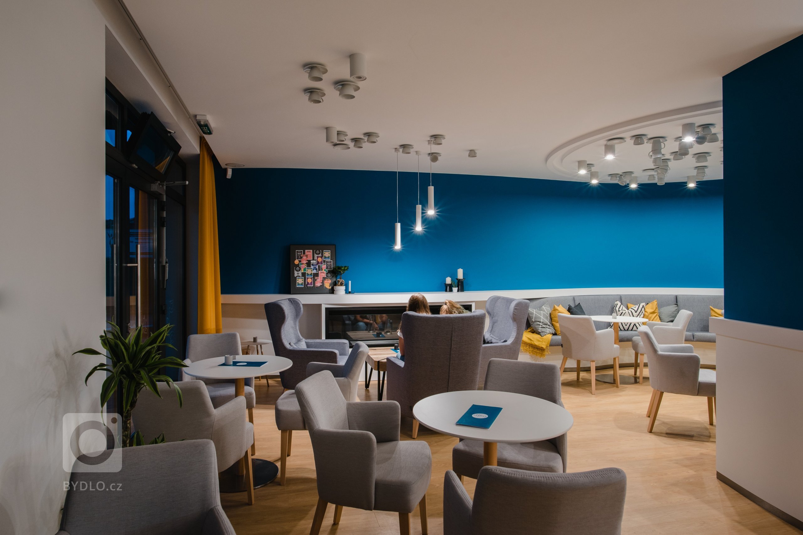 Cieľom bolo vytvoriť jedinečný a&nbsp;originálny interiér kaviarne v&nbsp;škandinávskom štýle podľa požiadaviek investorov s&nbsp;použitím modrej petrolejovej…