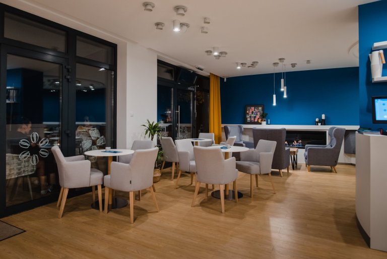 Cieľom bolo vytvoriť jedinečný a&nbsp;originálny interiér kaviarne v&nbsp;škandinávskom štýle podľa požiadaviek investorov s&nbsp;použitím modrej petrolejovej…