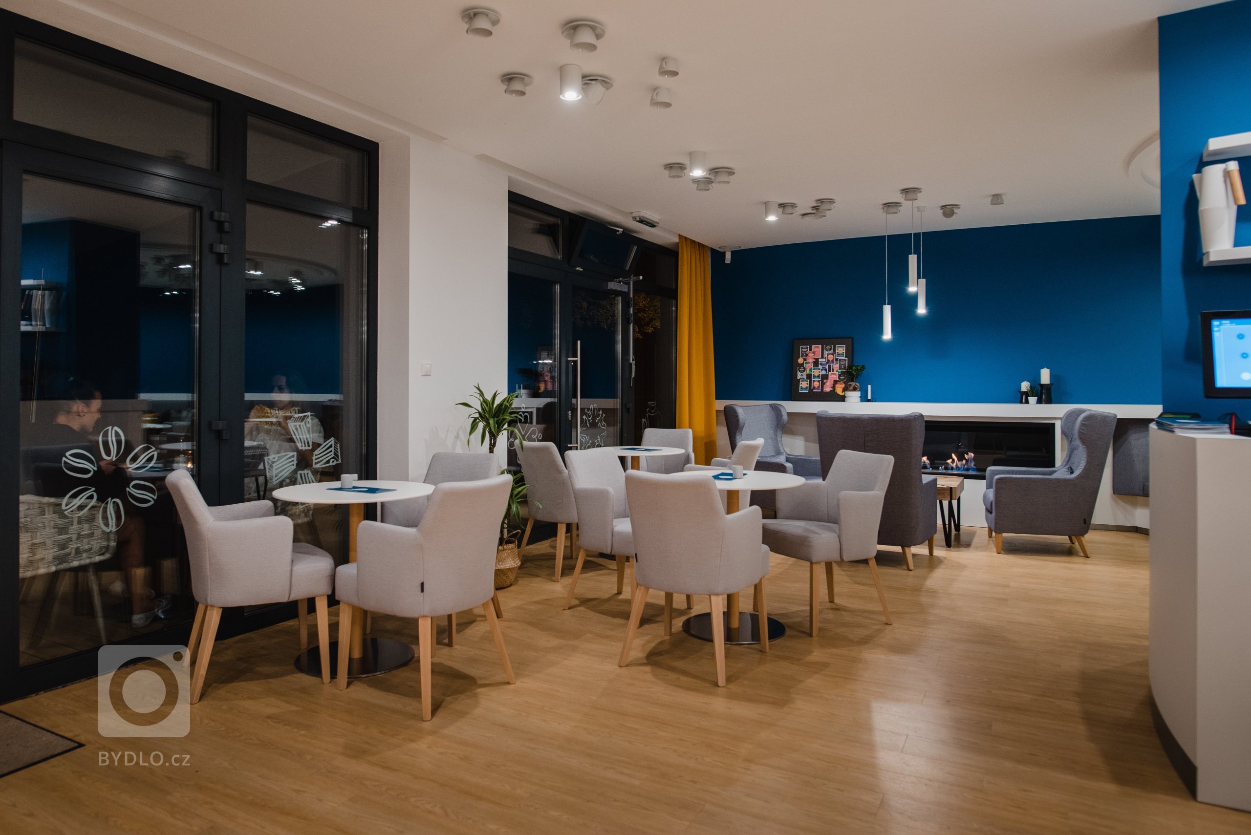 Cieľom bolo vytvoriť jedinečný a&nbsp;originálny interiér kaviarne v&nbsp;škandinávskom štýle podľa požiadaviek investorov s&nbsp;použitím modrej petrolejovej…