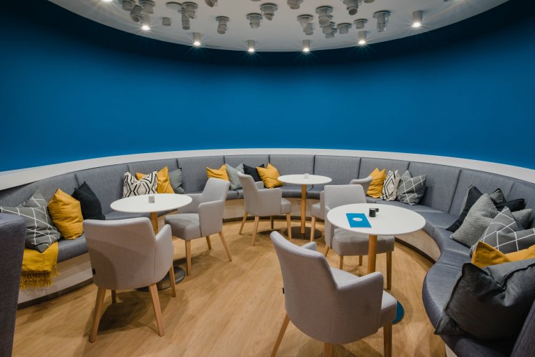 Cieľom bolo vytvoriť jedinečný a&nbsp;originálny interiér kaviarne v&nbsp;škandinávskom štýle podľa požiadaviek investorov s&nbsp;použitím modrej petrolejovej…