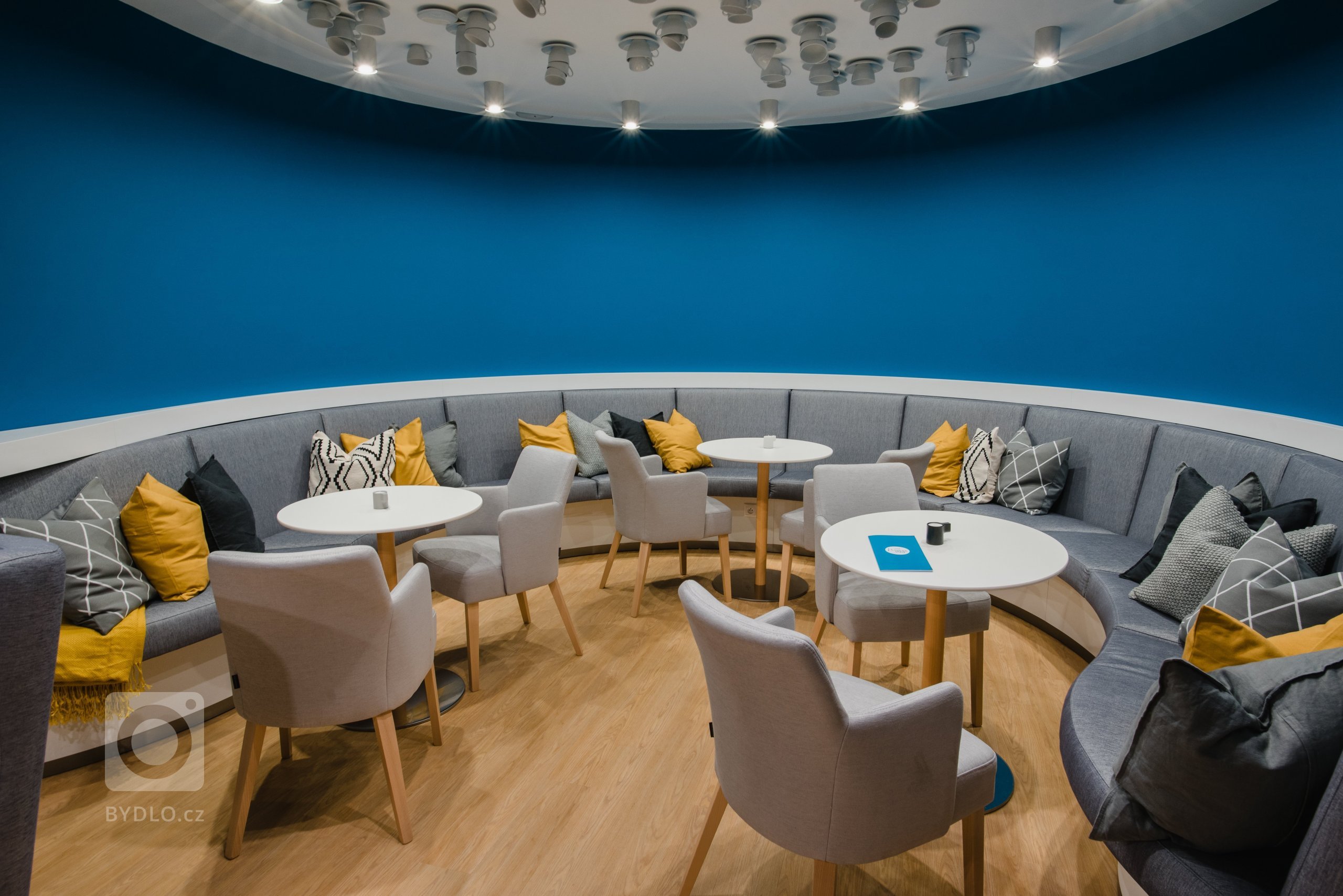 Cieľom bolo vytvoriť jedinečný a&nbsp;originálny interiér kaviarne v&nbsp;škandinávskom štýle podľa požiadaviek investorov s&nbsp;použitím modrej petrolejovej…