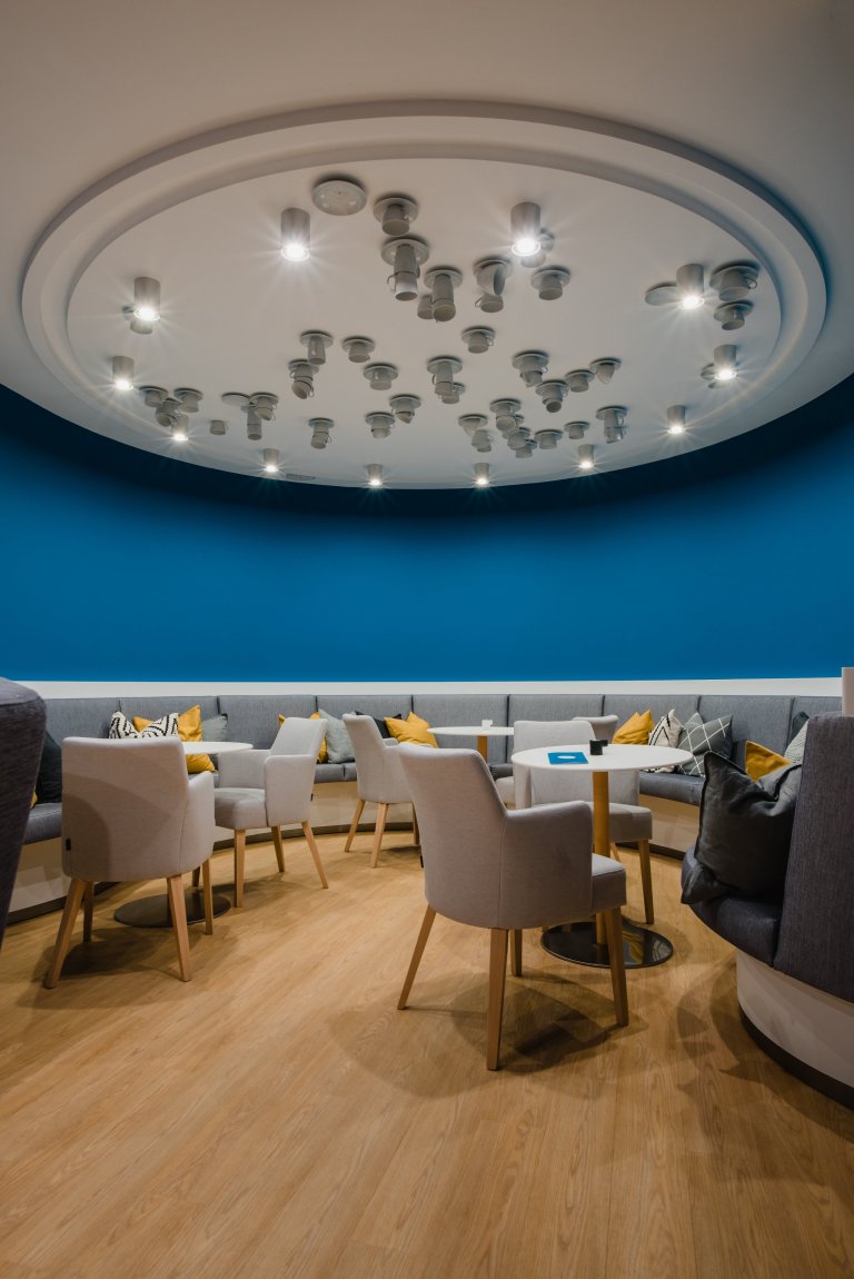 Cieľom bolo vytvoriť jedinečný a&nbsp;originálny interiér kaviarne v&nbsp;škandinávskom štýle podľa požiadaviek investorov s&nbsp;použitím modrej petrolejovej…