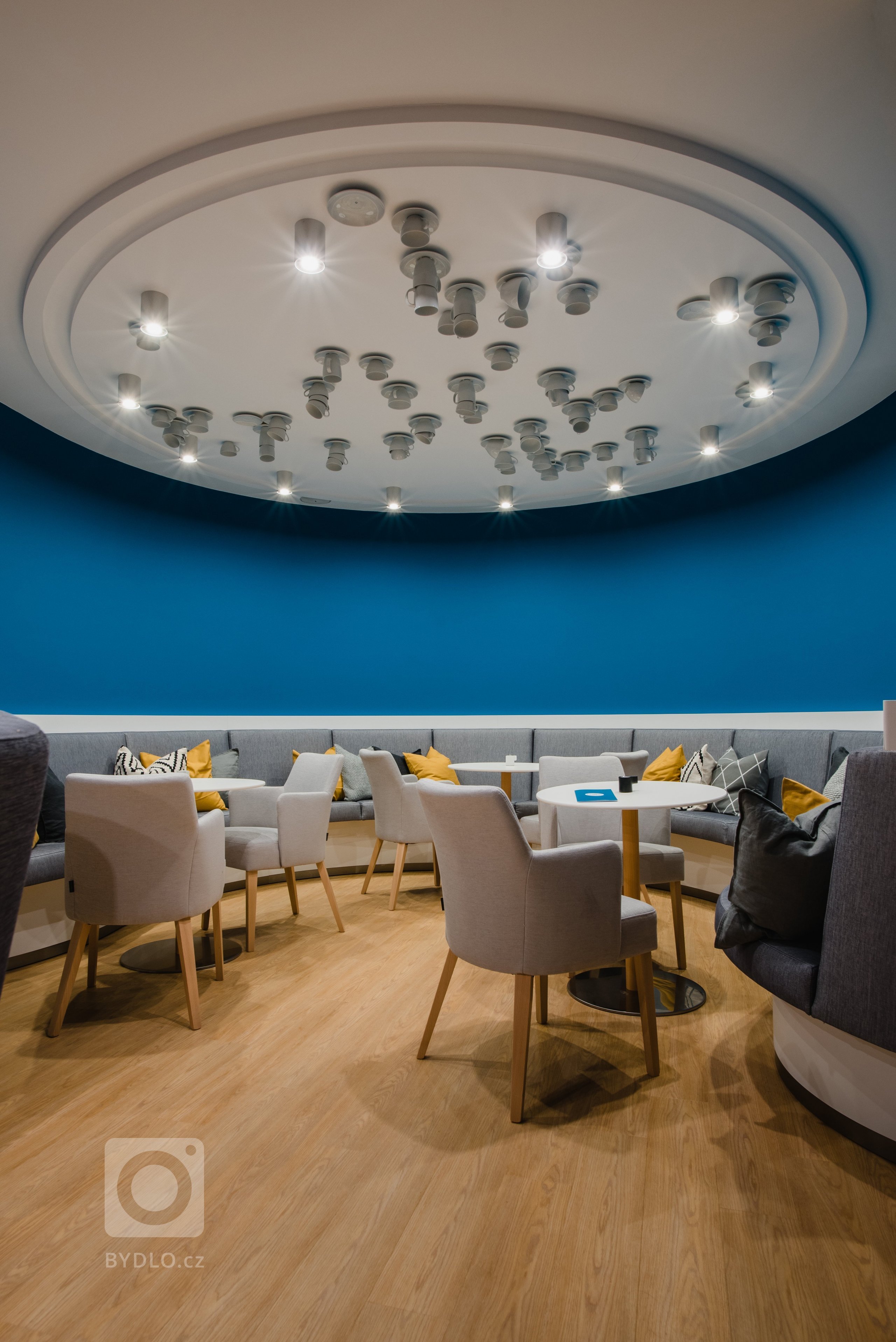 Cieľom bolo vytvoriť jedinečný a&nbsp;originálny interiér kaviarne v&nbsp;škandinávskom štýle podľa požiadaviek investorov s&nbsp;použitím modrej petrolejovej…