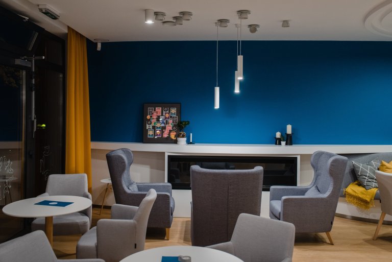 Cieľom bolo vytvoriť jedinečný a&nbsp;originálny interiér kaviarne v&nbsp;škandinávskom štýle podľa požiadaviek investorov s&nbsp;použitím modrej petrolejovej…