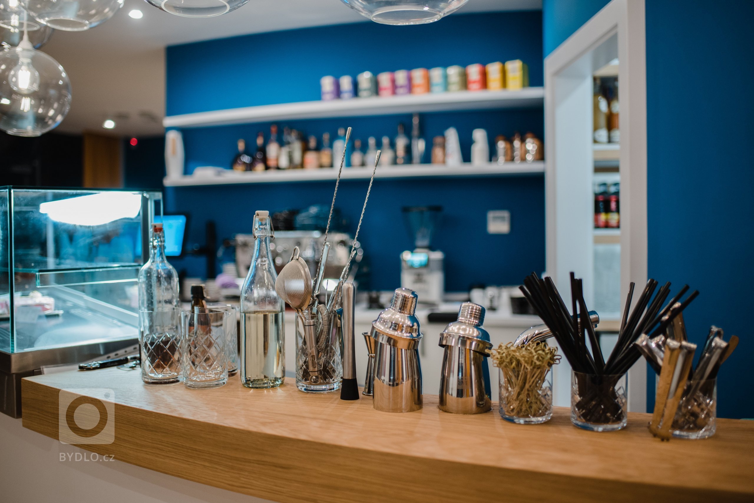 Cieľom bolo vytvoriť jedinečný a&nbsp;originálny interiér kaviarne v&nbsp;škandinávskom štýle podľa požiadaviek investorov s&nbsp;použitím modrej petrolejovej…