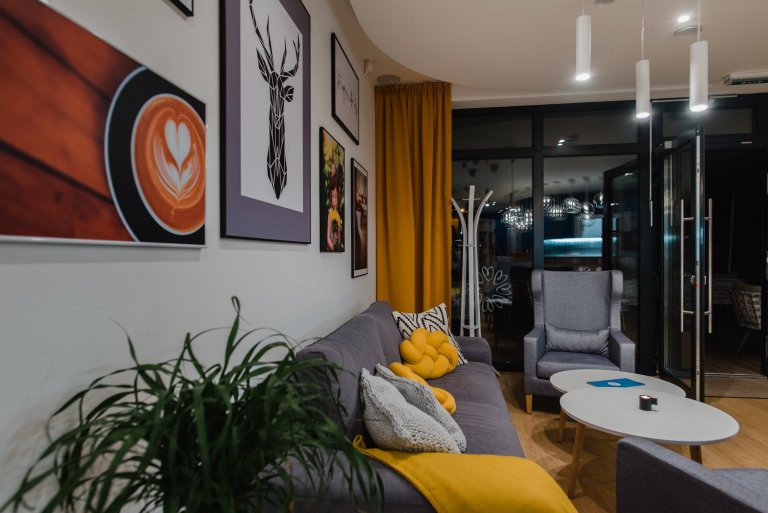 Cieľom bolo vytvoriť jedinečný a&nbsp;originálny interiér kaviarne v&nbsp;škandinávskom štýle podľa požiadaviek investorov s&nbsp;použitím modrej petrolejovej…