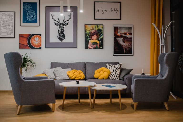 Cieľom bolo vytvoriť jedinečný a&nbsp;originálny interiér kaviarne v&nbsp;škandinávskom štýle podľa požiadaviek investorov s&nbsp;použitím modrej petrolejovej…