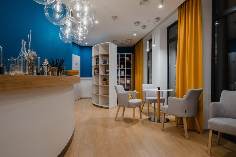 Cieľom bolo vytvoriť jedinečný a&nbsp;originálny interiér kaviarne v&nbsp;škandinávskom štýle podľa požiadaviek investorov s&nbsp;použitím modrej petrolejovej…