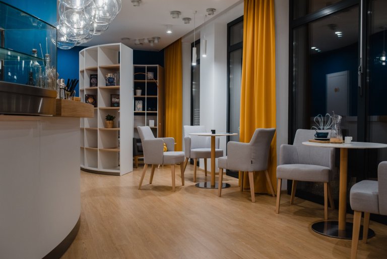 Cieľom bolo vytvoriť jedinečný a&nbsp;originálny interiér kaviarne v&nbsp;škandinávskom štýle podľa požiadaviek investorov s&nbsp;použitím modrej petrolejovej…