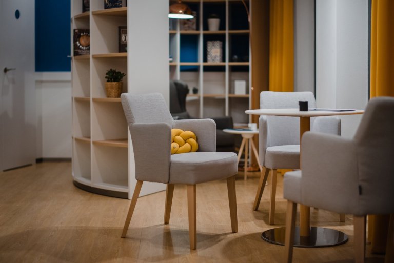 Cieľom bolo vytvoriť jedinečný a&nbsp;originálny interiér kaviarne v&nbsp;škandinávskom štýle podľa požiadaviek investorov s&nbsp;použitím modrej petrolejovej…