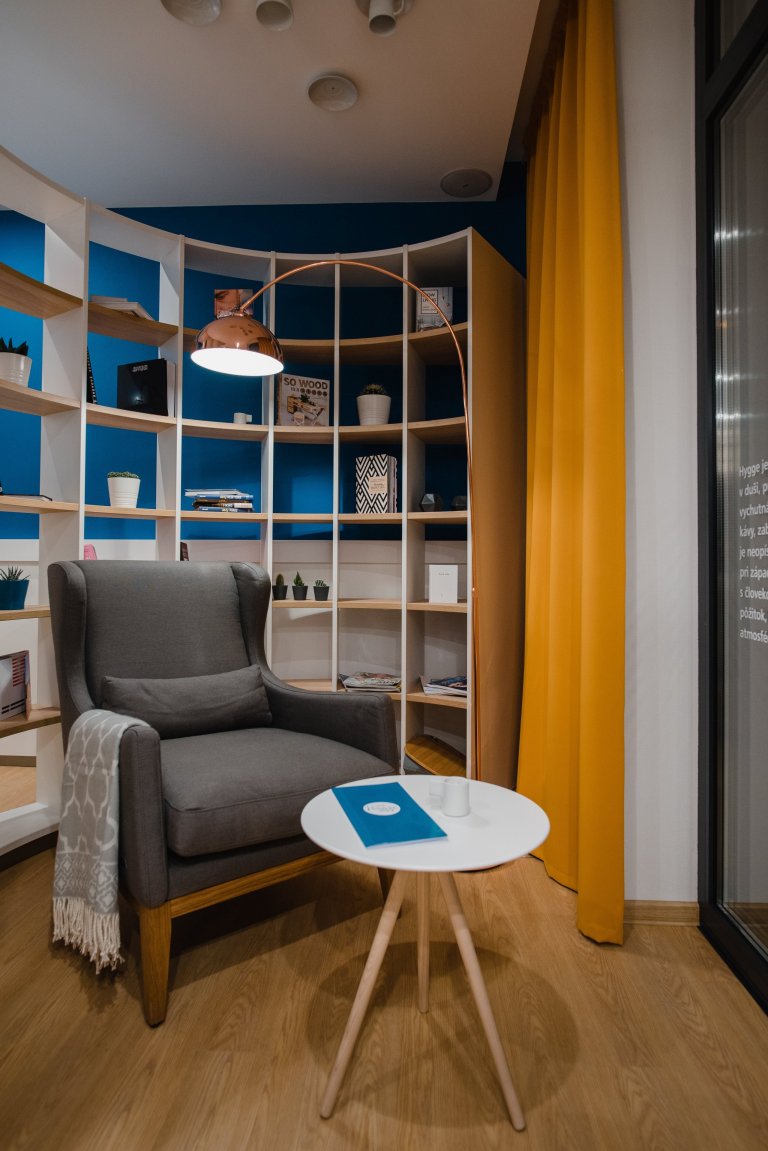 Cieľom bolo vytvoriť jedinečný a&nbsp;originálny interiér kaviarne v&nbsp;škandinávskom štýle podľa požiadaviek investorov s&nbsp;použitím modrej petrolejovej…