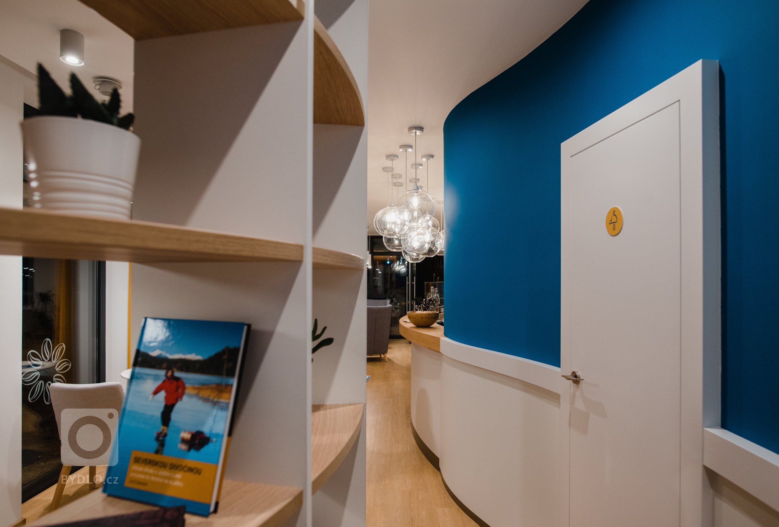 Cieľom bolo vytvoriť jedinečný a&nbsp;originálny interiér kaviarne v&nbsp;škandinávskom štýle podľa požiadaviek investorov s&nbsp;použitím modrej petrolejovej…